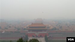 北京雾霾掩盖表面的平静之下政治暗流涌动。(美国之音东方拍摄)