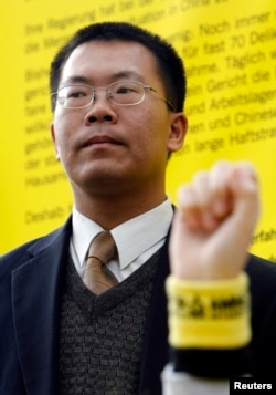 人权活动人士滕彪在柏林参加国际特赦组织的示威,要求中国改善人权(2007年12月7日)