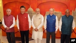 2016年10月15日,印度总理莫迪举办晚宴,和其他金砖国家领导人于晚宴前合影留念。照片由左至右分别为巴西总统特梅尔,中国国家主席习近平,印度总理莫迪,俄罗斯总统普京,和南非总统祖马。