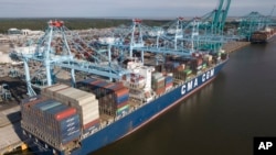 资料照片：一艘涉及中美贸易的货轮正在佛吉尼亚州诺福克国际港口卸货。(2019年5月10日）