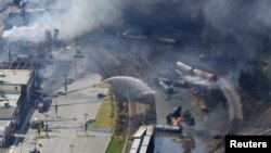 Khu vực trung tâm thị trấn Lac Megantic bị san thành bình địa khi nhiều toa xe lửa chở dầu phát nổ và bốc cháy.