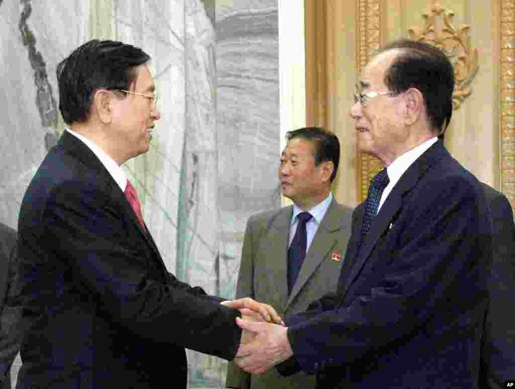 2011年7月12日,中国国务院副总理张德江在平壤会见朝鲜最高人民会议常任委员会委员长金永南,他这次访朝是为庆祝《中朝友好合作互助条约》缔结50周年。张德江曾留学朝鲜,1978年到1980年在朝鲜金日成综合大学留学。此外,2011年11月,李克强也曾访问韩国和朝鲜,西方三大通讯社只有他访问韩国的照片,没有访问朝鲜的。