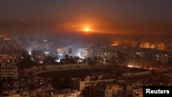 空袭之后,烟雾和火焰从反政府力量控制地区升起(2016年12月11日)