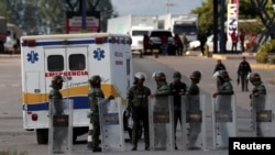 2月22日,一辆救护车载着一名受伤的土著,从巴西返回委内瑞拉。d