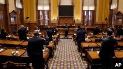 在亚特兰大,佐治亚州的选举人团成员在投票前宣誓。(2020年12月14日)