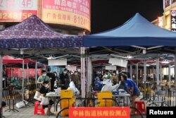 中国广东广州市民排队接受核酸检测。(2022年11月9日)