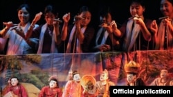 မန္တလေး ရုပ်သေးအဖွဲ့မှ အမျိုးသမီးအနုပညာရှင်များ