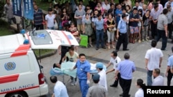 Nhân viên y tế đưa nạn nhân đến bệnh viện sau vụ nổ nhà máy ở Côn Sơn, tỉnh Giang Tô, Trung Quốc.