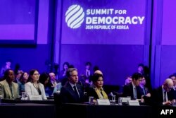 Menteri Luar Negeri AS Antony Blinken (tengah kiri) menghadiri KTT Ketiga untuk Demokrasi di Seoul, 18 Maret 2024. (EVELYN HOCKSTEIN / POOL / AFP)