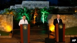 Phó Tổng thống Mỹ Mike Pence họp báo chung với Tổng thống Colombia Juan Manuel Santos tại Cartagena, Colombia, ngày 13/8/2017.