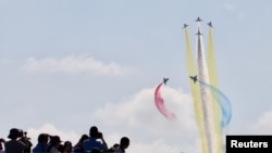 人们在广东珠江举行的中国国际航天航空博览会上观看中国空军八一飞行表演队的J-10战机飞行表演。(2018年11月6日)