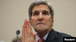 美国国务卿克里在华盛顿国会众议院外交委员会就伊朗核协议举行的听证会上作证。(2015年7月28日)