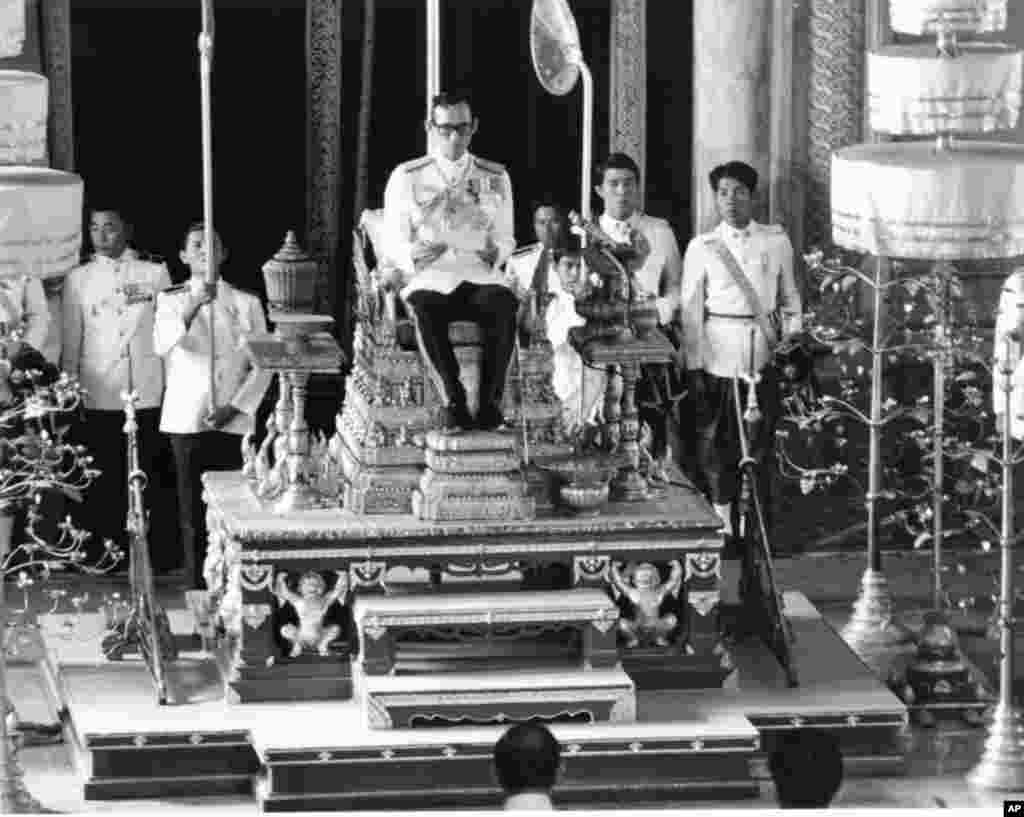 King Bhumibol convenes the first meeting of his country's National Reform Assembly in a ceremony held recently in Bangkok, Nov. 30, 1976.