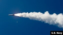 资料照:美军阿利伯克级导弹驱逐舰在实弹演习中发射一枚战斧巡航导弹(2018 年9月18日)