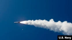 资料照片:在空中飞行的战斧导弹。