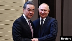 资料照:俄罗斯总统普京2019年5月13日在俄罗斯索契会见时任中国外长王毅。