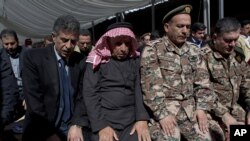 Ông Safi al-Kaseasbeh, thứ ba từ phải sang, cha của viên phi công Muath al-Kaseasbeh, tại lễ tang của con trai ông với sự tham dự của đông đảo nhiều người ở quê nhà, làng Ai, gần Karak, Jordan, 4/2/2015.