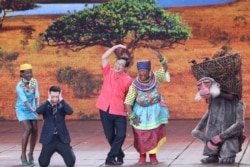 中国表演艺术家在2018年央视春节晚会上表演扮演非洲人的节目。(2018年2月15日)