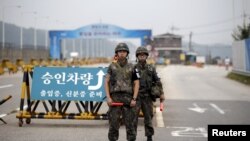 韩国军人在板门店停战村附近的大桥上站岗(2015年8月21日)