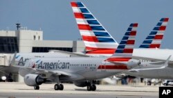 资料照:在迈阿密机场上的美国航空公司飞机