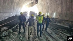 印度救援人员在坍塌的公路隧道内开展救援。(2023年11月14日)