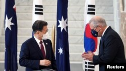 韩国总统文在寅2021年12月13日访问堪培拉时受到澳大利亚总理莫里森的接待(路透社)