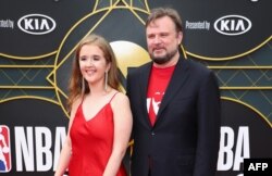 2019年6月24日休斯顿火箭队总经理达里尔·莫雷(Daryl Morey)和埃伦·莫雷(Ellen Morey)在加利福尼亚州圣莫尼卡参加2019NBA大奖颁发。