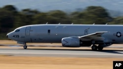 美国海军的一架P-8海神式反潜机在机场起飞(2014年4月10日)