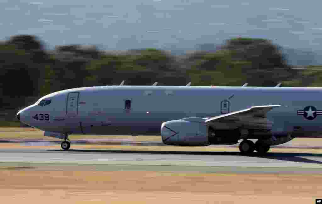 Máy bay P-8 Poseidon của hải quân Mỹ cất cánh từ sân bay Perth để tìm kiếm máy bay Malaysia mất tích, ngày 10/4/2014.