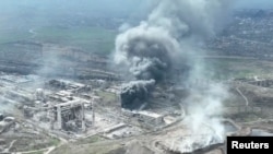 乌克兰马里乌波尔的亚速钢铁厂升起浓烟。(2022年4月18日)