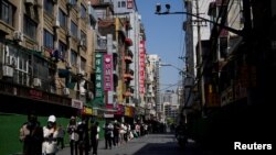 2022年4月17日,上海居民排队进行核酸检测