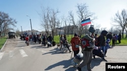 被转移的人员登上巴士,准备离开马里乌波尔。(2022年4月20日)