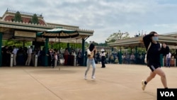 香港迪士尼乐园受疫情影响关闭接近4个月后,4月21日早上重新开放,有游客急不及待跑步入场 (美国之音/汤惠芸)