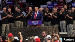 2024年10月13日，美国共和党总统候选人、前总统唐纳德·特朗普在亚利桑那州普雷斯科特谷的竞选集会上发表讲话。 