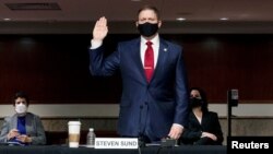 前美国国会警察局长桑德于2021年2月23日在参议院国土安全和政府事务委员会以及参议院规则和行政管理委员会就1月6日国会大厦遭到袭击的事件举行的联合听证会上宣誓。(路透社)