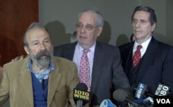 “华尔街铜牛”作者意大利艺术家阿图罗·迪·莫迪卡和他的律师西格尔和海曼在纽约举行记者会(美国之音章真拍摄)