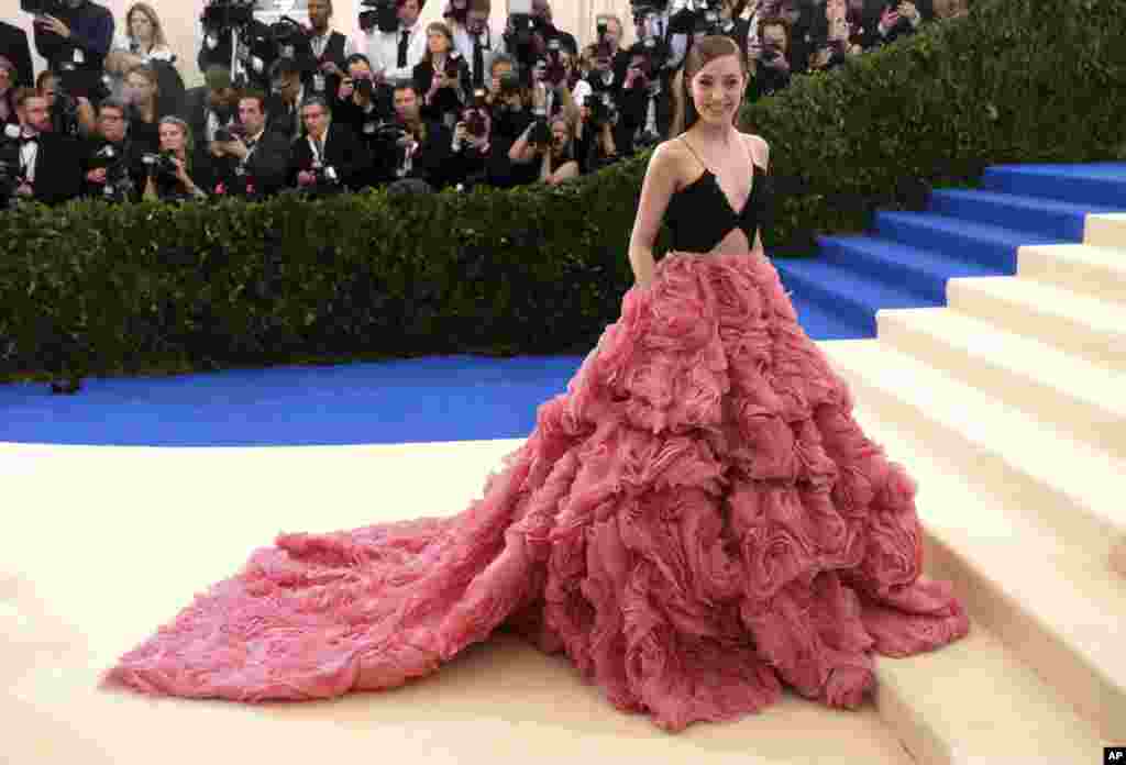 美国演员和歌手 Laura Osnes 参加在纽约大都会博物馆举办的时装馆慈善晚会,庆祝"介乎其中的艺术"展览开幕。(2017年5月1日)