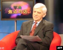 专家盖保德参加美国之音节目