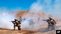 资料照片:来自澳大利亚和新西兰盟军部队在巴格达以北的塔吉基地参加培训伊拉克陆军的活动。(2019年4月17日)