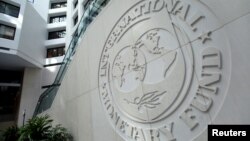 位于华盛顿总部的国际货币基金组织大楼外的标志。(资料照片)