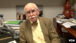 2013年11月纽约大学亚美法学研究所的资深教授孔杰荣接受美国之音采访(美国之音拍摄)