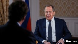 俄罗斯外交部于2024年12月6日发布照片显示,俄罗斯外长拉夫罗夫在俄罗斯莫斯科接受美国记者塔克·卡尔森的采访。