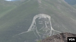 乌兰巴托郊外山上的成吉思汗像(美国之音白桦拍摄)