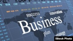 Sirijka, izbjeglica,  sa djetomom u naručju na jednoj od ulica Sidona, Liban.