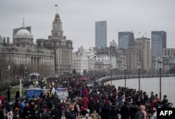 2018年2月18日,在上海农历新年的第三天,游客在黄浦江旁边的外滩上涌现