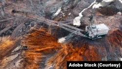 资料图片:一台大型掘土机在一处稀土矿工作。