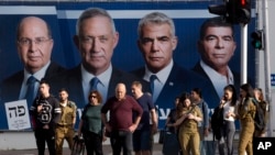 资料照片:以色列的竞选广告(右二是拉皮德,2019年4月7日)