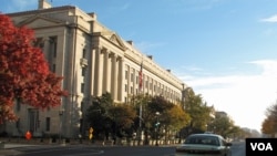 资料照片:一辆出租车在华盛顿美国司法部总部大楼附近的街道行驶。