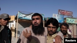 在巴基斯坦西南部的警察训练中心遭到攻击后,警察亲属们在门口焦急的等待(2016年10月25日)