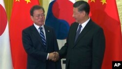 中国国家主席习近平在北京人大会堂会见到访的韩国总统文在寅。(2019年12月23日)